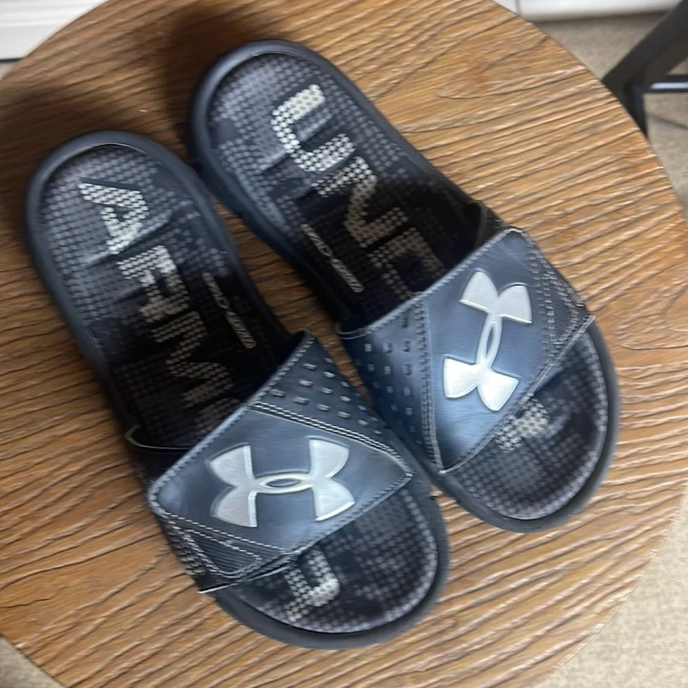 Under Armour4D foam black slide sandals. Size 6 Y